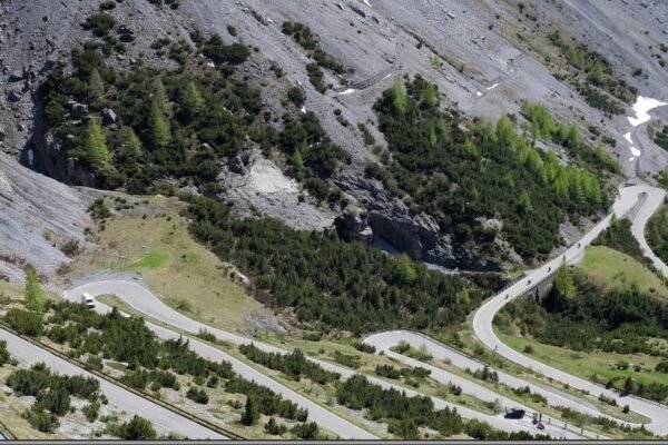 Enfilade des tornanti du Stelvio vus d'en haut, versant Prato