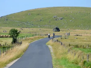 Route déserte à travers le plateau de l'Aubrac, grands espaces du Massif Central