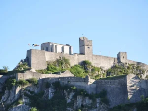 Citadelle de Sisteron surplombant la Durance, sur la Route Napoléon