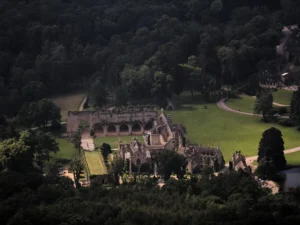 Vue aérienne de l'abbaye des Vaux-de-Cernay entourée de forêt, Vallée de Chevreuse