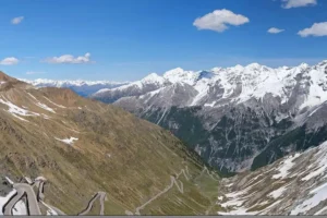 Panorama sur les 48 lacets du Passo dello Stelvio, versant Bolzano, Alpes italiennes